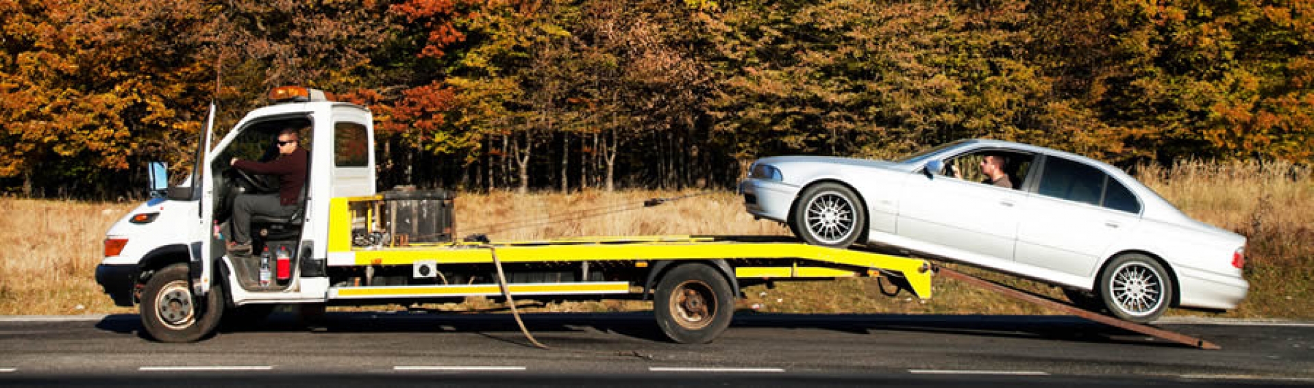 Grua cargando vehiculo en Santiago
