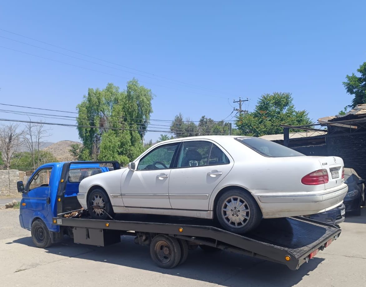 Remolque de vehículos en Santiago - Gruas Cheo Pala Grúa de plataforma transportando un auto en Santiago - Gruas Cheo Pala